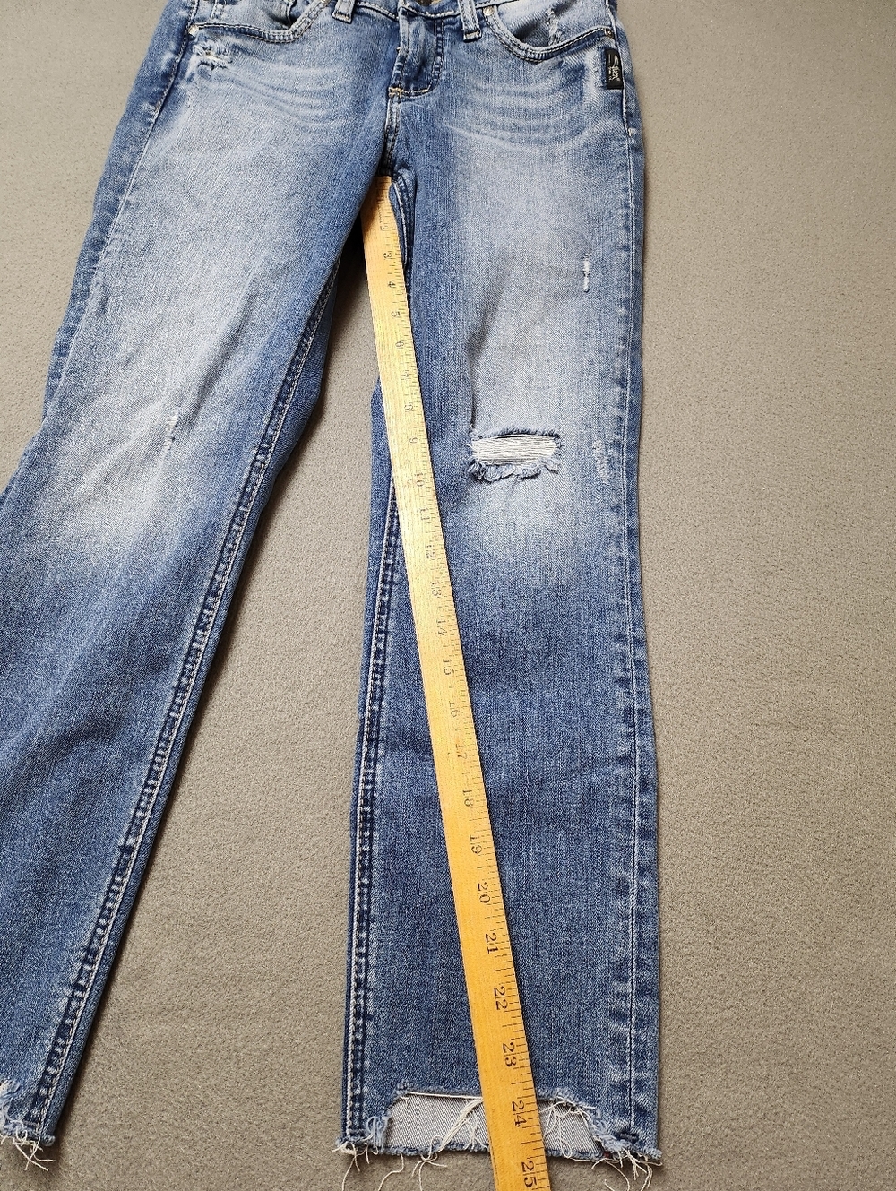 SILVER Avery Slim Crop jeans size 26 Distressed. - Picture 9 of 11
